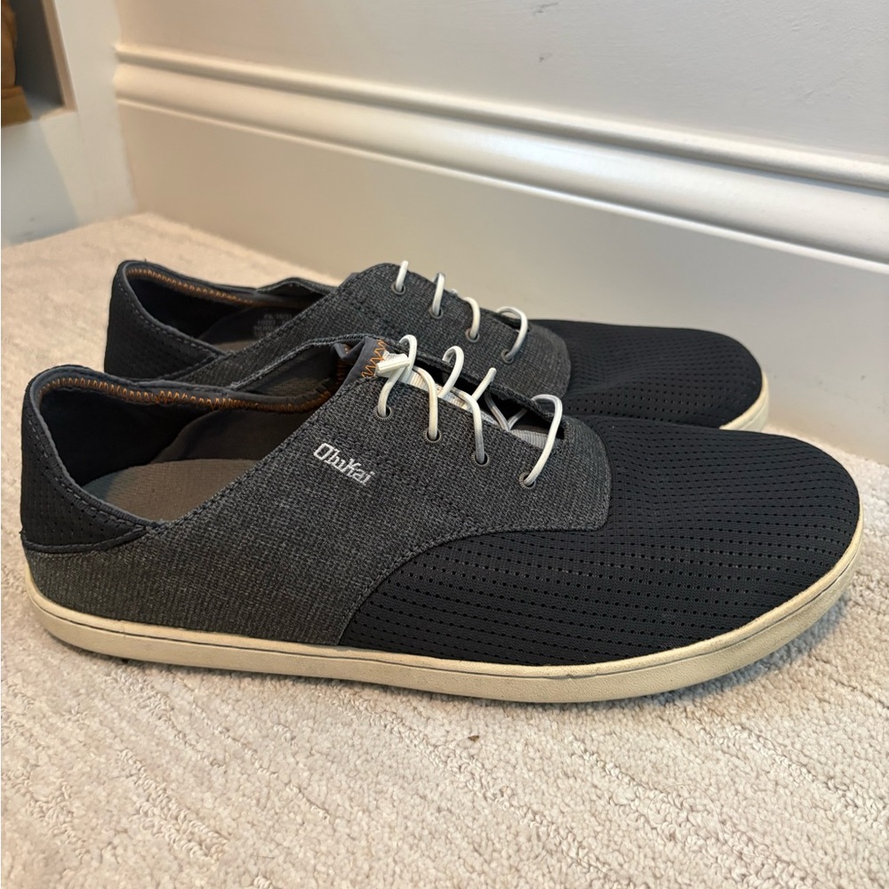 OluKai Men's EUC Charcoal and Black Sneakers size 45/ US Men’s 12
